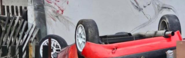 Ovo se ne viđa svaki dan! Auto u Novoj Varoši završio u dvorištu kuće, pukom srećom izbegnuta tragedija