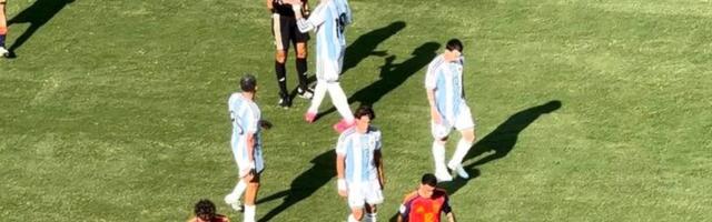 Mesi i Otamendi pretili Slavku Vinčiću posle 90 minuta fudbala u finalu Mundijala, Argentinci podigli prste