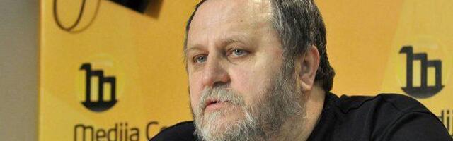 Novinar Milovan Brkić otpušten iz bolnice, kreće se u invalidskim kolicima