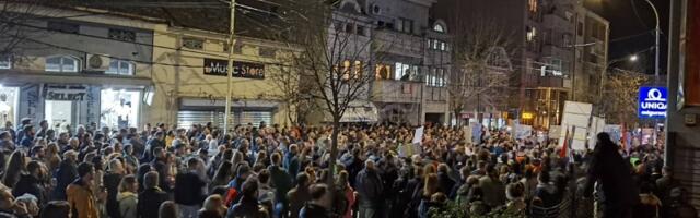 NAPAD NA JEDNOG JE NAPAD NA SVE: Kragujevčani PROTESTOVALI zbog napada na kolege u Novom Sadu (FOTO)