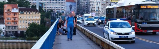 PIJANI VOZAČ POSLE SUDARA TUKAO ŽENU IZ DRUGOG AUTOMOBILA Užas na Brankovom mostu u Beogradu