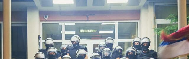 Protest u Užicu: Na građane koji su sedeli okruženi kordonima bačena dimna bomba, privedene dve osobe