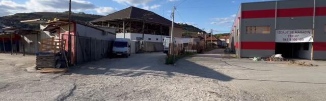 Život u blatu i prašini: Mještani traže da se ulica u centru grada asfaltira (VIDEO)