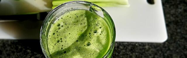 Šta donosi sok od celera: Benefiti, rizici i kome se preporučuje