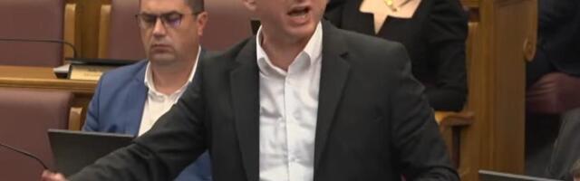 "DA JA INSTALIRAM WC ŠOLJU KOD VAS, MOJA JE ZAČEPLJENA" Urnebesan govor Milana Kneževića u Skupštini, nije štedeo Spajića - "Čak i ako gorimo u paklu..."