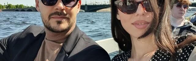 Sin Miloša Bikovića u prazničnoj idili: Dečak očaran stoji pred vrteškom i konjićima, mama podelila sliku