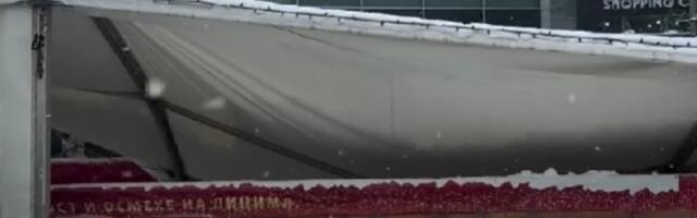 VIDEO Nadstrešnica na klizalištu u Inđiji se urušila, nema povređenih