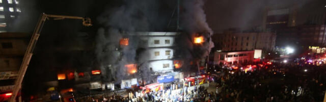 Пакистан: пожар захватио десетине продавница у тржном центру