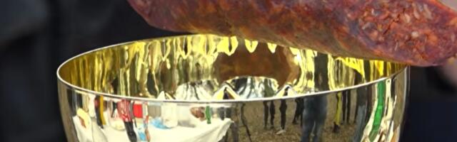 On ima najbolju kobasicu: Petar zna kako se pravi, a i ume (VIDEO)