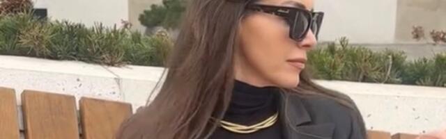 Voditeljka RTS zagrmela u miniću usred grada: Sela na klupu, pa u provokativnoj pozi napravila haos