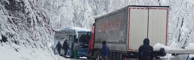 HAVARIJA ŠIROM SRBIJE!  Sudar autobusa i kamiona kod Kadinjače, kod Topole se preprečio šleper: Snežne padavine izazvale kolaps, sve  stoji