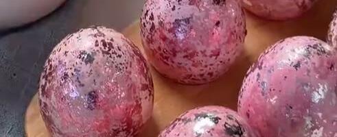 Viralni trend farbanja uskršnjih jaja zaludeo je ceo svet, treba vam samo par sastojaka i svi su prirodni (video)