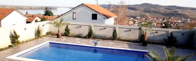 Pevačica ima vilu na 3 sprata, a rodna kuća joj bez krova: Detinjstvo provela na selu, sad živi kao kraljica, a evo od čega još MLATI LOVU