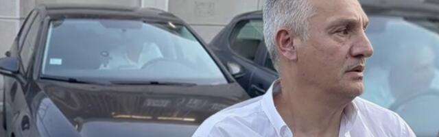 Gagi Đogani "pikirao" parking mesto, pa sam sebe zaglavio u automobilu: Pogledajte izraz lica kad je shvatio šta je uradio! (VIDEO)