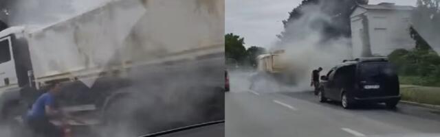 Drama u Valjevu! Zapalio se kamion, gust dim prekrio ulicu