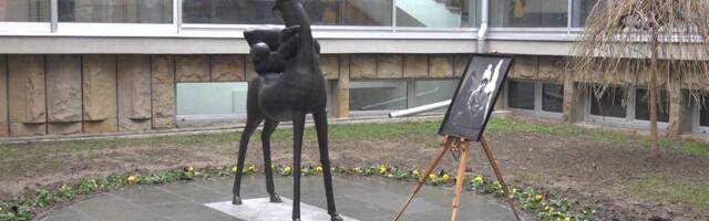 Postavljena skulptura Mazepa ispred užičkog pozorišta (VIDEO)