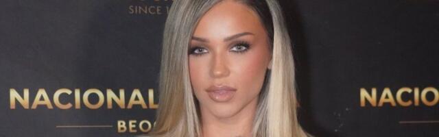 Ocrtala se cela zadnjica - Breskvica u uskoj haljini, prljave misli same naviru (FOTO)