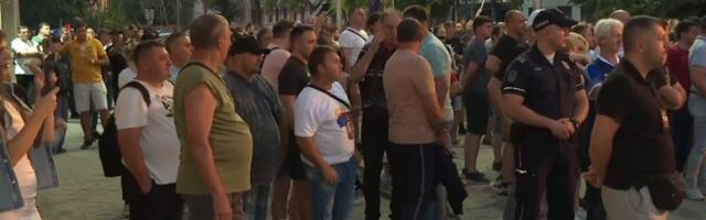 Napeto u Vrbasu: Letele flaše između SNS-ovaca i građana