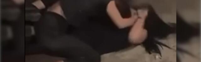 KRVAVA TUČA MALOLETNICA U PODGORICI: Uznemirujući snimak se širi mrežama, vršnjaci stoje sa strane i navijaju! "Jano, čekić - udri, udri"