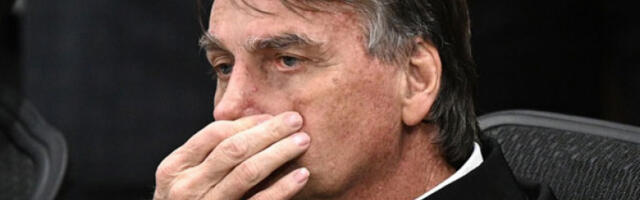 Болсонаро тврди да је због параноје које су изазвали лекови оштетио наногицу