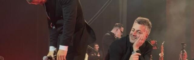 DRAMA NA SCENI - PEVAČ UPAO SAŠI KOVAČEVIĆU NA NASTUP! Prekinuo njegov govor, prisutni zanemeli od šoka! (VIDEO)
