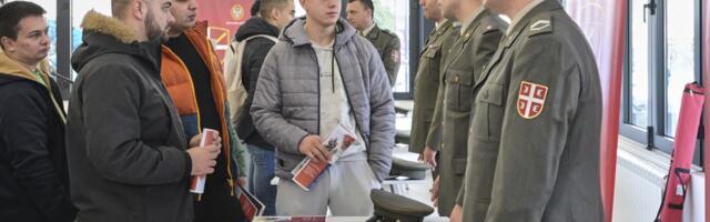 Pripadnici Ministarstva odbrane i Vojske Srbije na Sajmu profesionalne orijentacije u Pirotu: Predstavljene mogućnosti zasnivanja radnog odnosa u vojsci (FOTO)