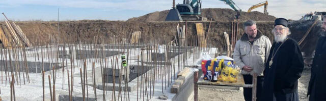 Митрополит Василије на градилишту новог храма у Батајници