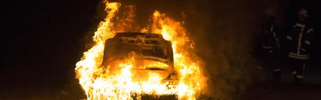 NEPOZNATA OSOBA IZAZVALA POŽAR NA VOŽDOVCU Ogromna materijalna šteta, plamen odneo više automobila i deo kuće!