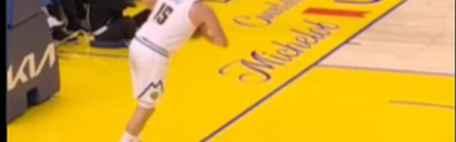 Jokić odigrao verovatno najgori pas od dolaska u NBA, Karijeva reakcija je sve rekla