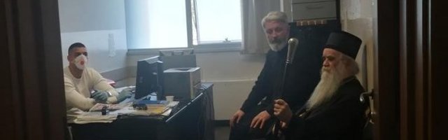 POSLE TRI SATA SASLUŠAVANJA, MILOVA POLICIJA PUSTILA MITROPOLITA AMFILOHIJA i sveštenstvo na slobodu! (VIDEO)