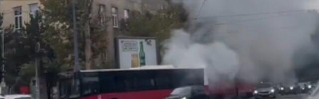 Gust dim kod Vukovog spomenika: Bukti autobus u centru Beograda? (VIDEO)