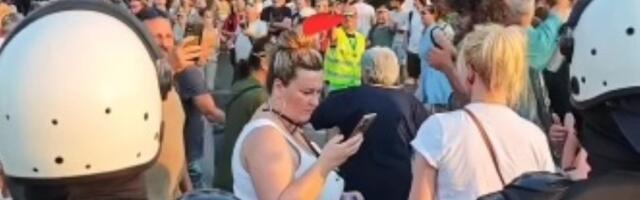 BLOKIRANA naplatna rampa: Građani IGRAJU KOLO nasred auto-puta (VIDEO)