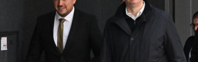 Вучић обишао услужни центар за легализацију у Гаџином Хану