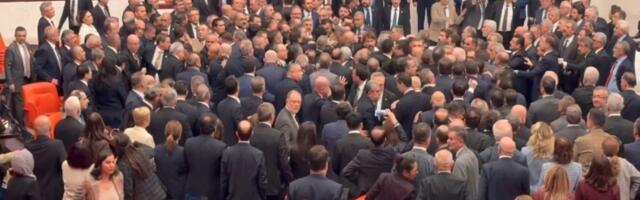 Haos u turskom parlamentu: Poslanici se tukli 10 minuta (VIDEO)