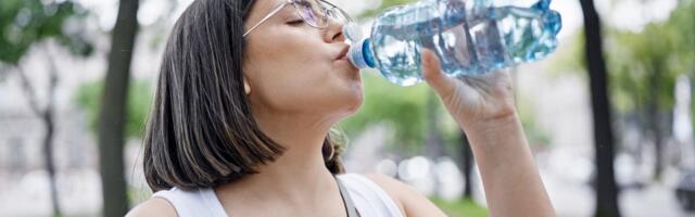 Nanoplastika može proći krvno-moždanu barijeru: Zašto je važno u kakvoj ambalaži pijemo vodu