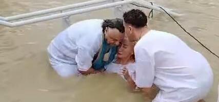 "POGRUŽAVANJE U RECI JORDAN" Srpsku spisateljicu spuštaju u vodu, tri puta je potopili: Ovde je sveti Jovan krstio Hrista