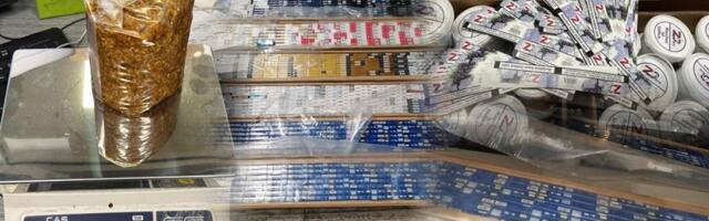 Ispod laminata krili cigarete: Neverovatna zaplena na granici (FOTO)