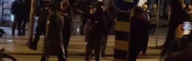 BLOKADER U NS POKAZIVAO NACISTIČKI POZDRAV - I TO SRPSKOM VOJNIKU! Opet iskoristili Novi Sad za najgore provokacije i nasilje, posle Crkve na udaru Vojska VIDEO