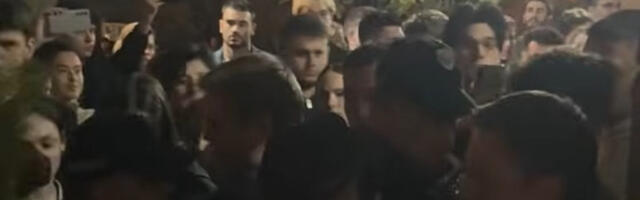 Испред Медицинског факултета пале све академске маске