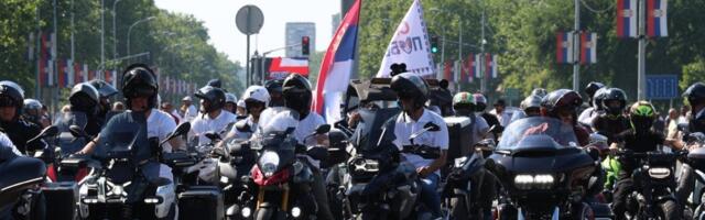 Velika grupa bajkera: Od Palate Srbija ka Skupštini na skup Srbija jedna porodica (FOTO)