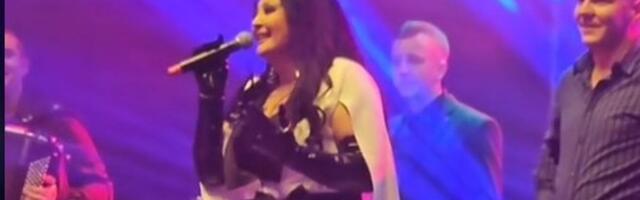 Naslonila se na stolicu i jedva stoji: Isplivao video sa Draganinog koncerta u Hrvatskoj kada odustaje na bini