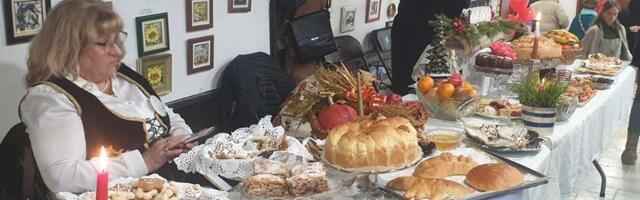FOTO: Održan Festival božićnog kolača „Česnica“, prikazane raskošne praznične trpeze