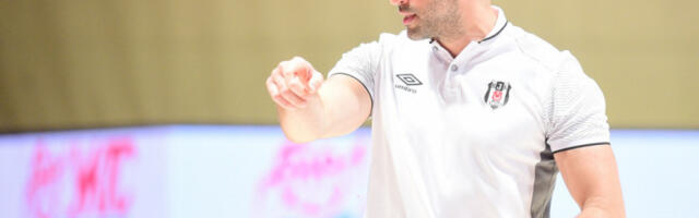 VISOKI NAPON Selektor Srbije šutnuo reklamu, pa počeo da baca sve oko sebe (VIDEO)