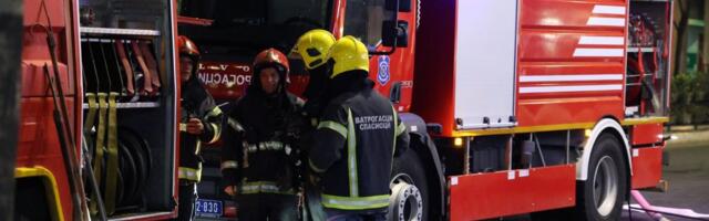 Buktinja na autoputu: Gori automobil kod skretanja za Novu Pazovu