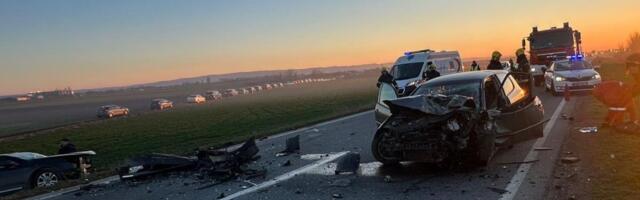 Užasne scene na Zrenjaniskom putu: Automobili uništeni, delovi rasuti po putu (FOTO)