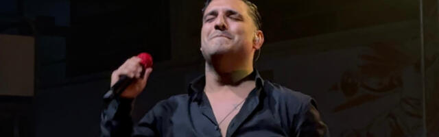 "Pevam jer mi je teško..." Darko Lazić pogledao ka gore, pa zapevao pesmu za pokojnog brata: "Za tebe, rođeni"