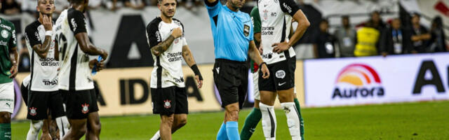 Šok scena: Uhvatio se za genitalije, pa posle VAR-a dobio crveni karton (VIDEO)