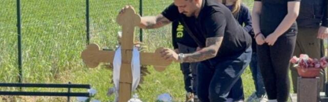 DARKO LAZIĆ SE SRUŠIO NA GROB POKOJNOG BRATA, MAJKA LJUBI KRST: Ćerke stigle na pomen, jezivi jauci odzvanjali grobljem!