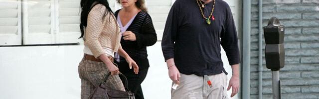 U 49. godini se žali što ga bogata mama više ne finansira: Trošio BOGATSTVO na hotele i opijate
