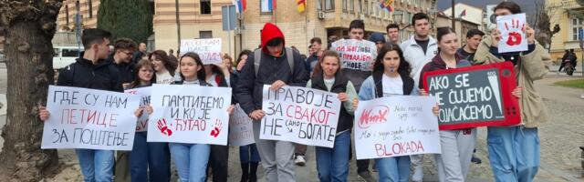 Vranjski Gimnazijalci prošetali gradom i pozvali „sve za Beograd“: Moralni ispit je važniji od maturskog